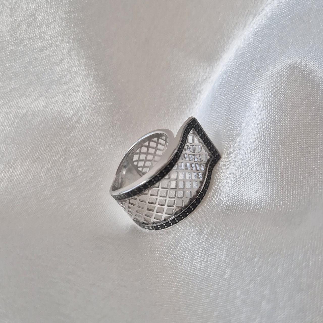 Каблучка широка сітка з чорними каменями срібло 925 проби родоване 7,31 г р. 17,5 (1418рк) - фото 5 Каблучка широка сітка з чорними каменями срібло 925 проби родоване 7,31 г р. 17,5 (1418рк) - фото 5