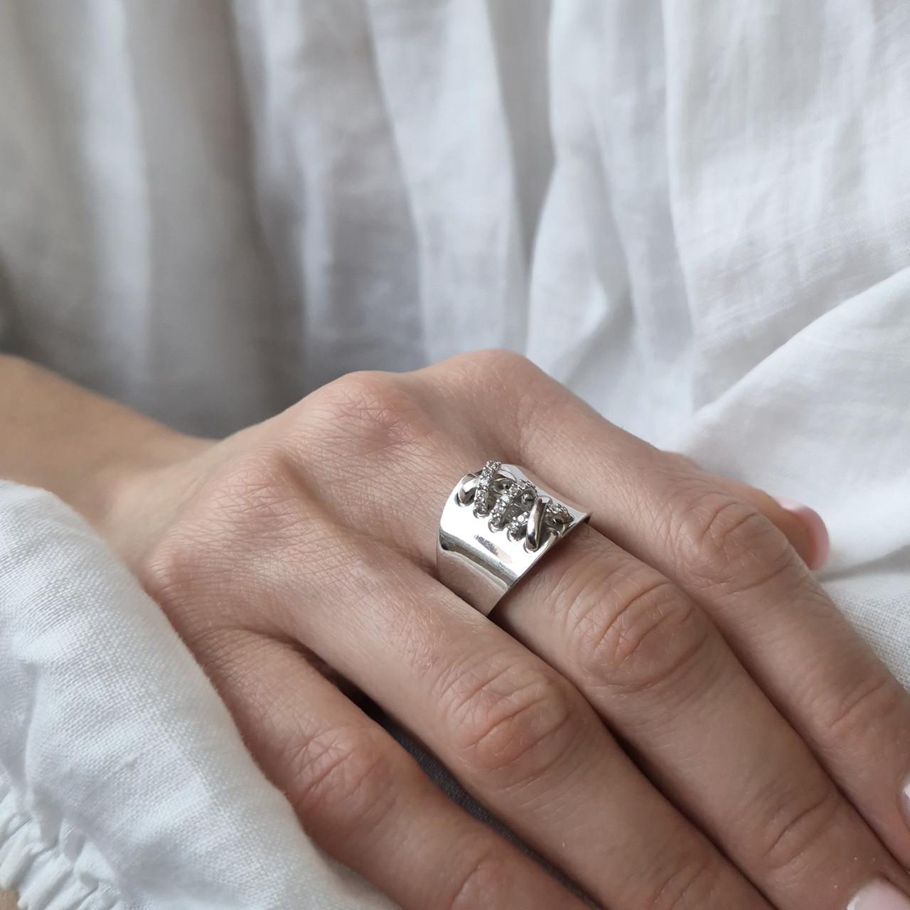 Каблучка широка руан з білими каменями срібло 925 проби родоване р. 18,5 5,31 г (1903р) - фото 6 Каблучка широка руан з білими каменями срібло 925 проби родоване р. 18,5 5,31 г (1903р) - фото 6