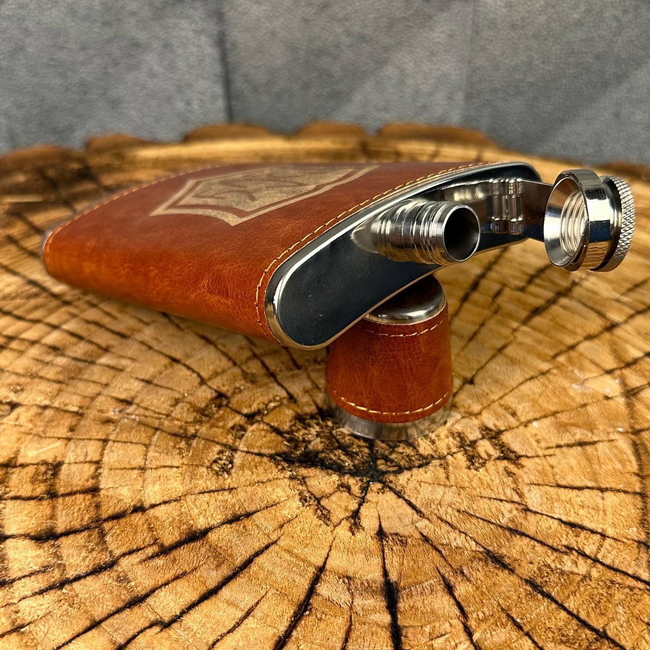 Набір фляга для алкоголю і 4 чарки в подарунковій коробці з гравіюванням ЗСУ (61044K3) - фото 3 Набір фляга для алкоголю і 4 чарки в подарунковій коробці з гравіюванням ЗСУ (61044K3) - фото 3