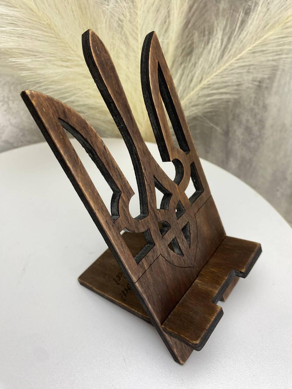 Підставка для телефону настільна Герб з фанери (21051510) - фото 2 Підставка для телефону настільна Герб з фанери (21051510) - фото 2