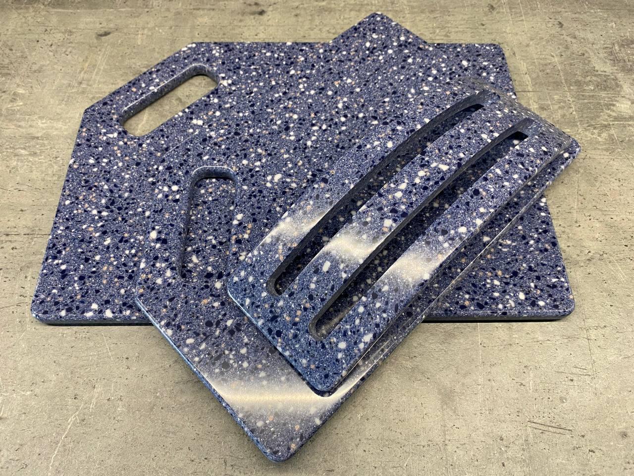 Набір дощок кухонних Pebble Blue із штучного каменю на підставці 2 шт. (228) - фото 4 Набір дощок кухонних Pebble Blue із штучного каменю на підставці 2 шт. (228) - фото 4