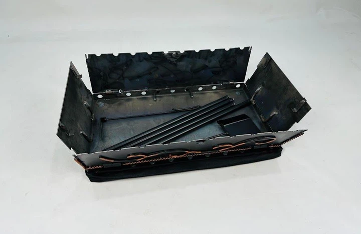 Мангал-валіза кований з металу 3 мм на 10 шампурів із совком і кочергою Чорний (21-10-MG-5064) - фото 5 Мангал-валіза кований з металу 3 мм на 10 шампурів із совком і кочергою Чорний (21-10-MG-5064) - фото 5