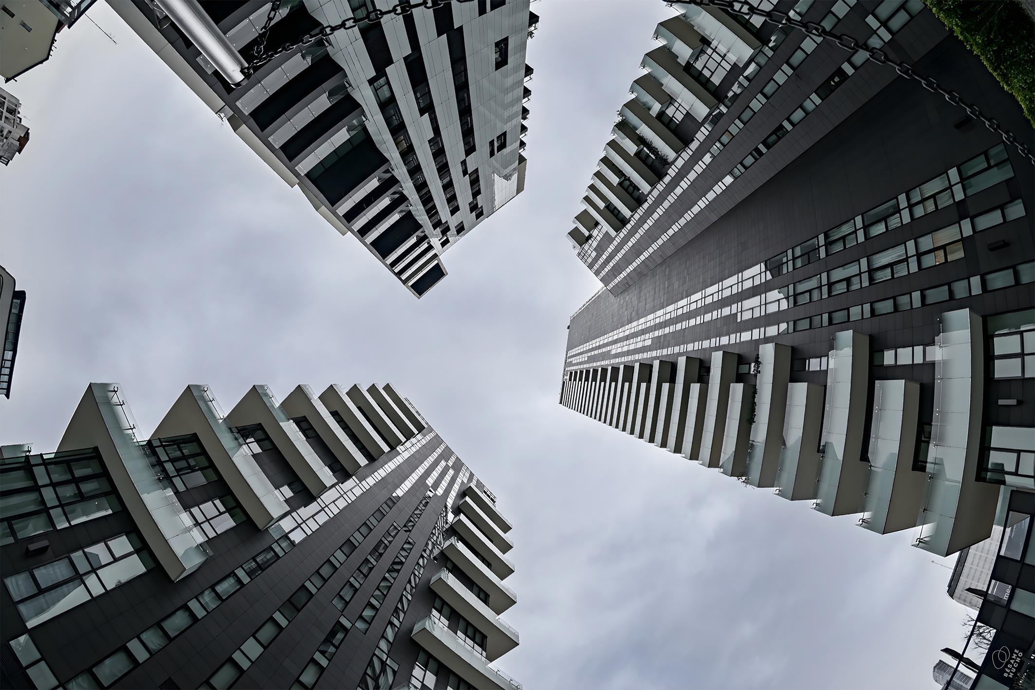 Фотошпалери флізелінові Upstream Погляд у небо серед хмарочосів 315х210 см (SPF-165/5)