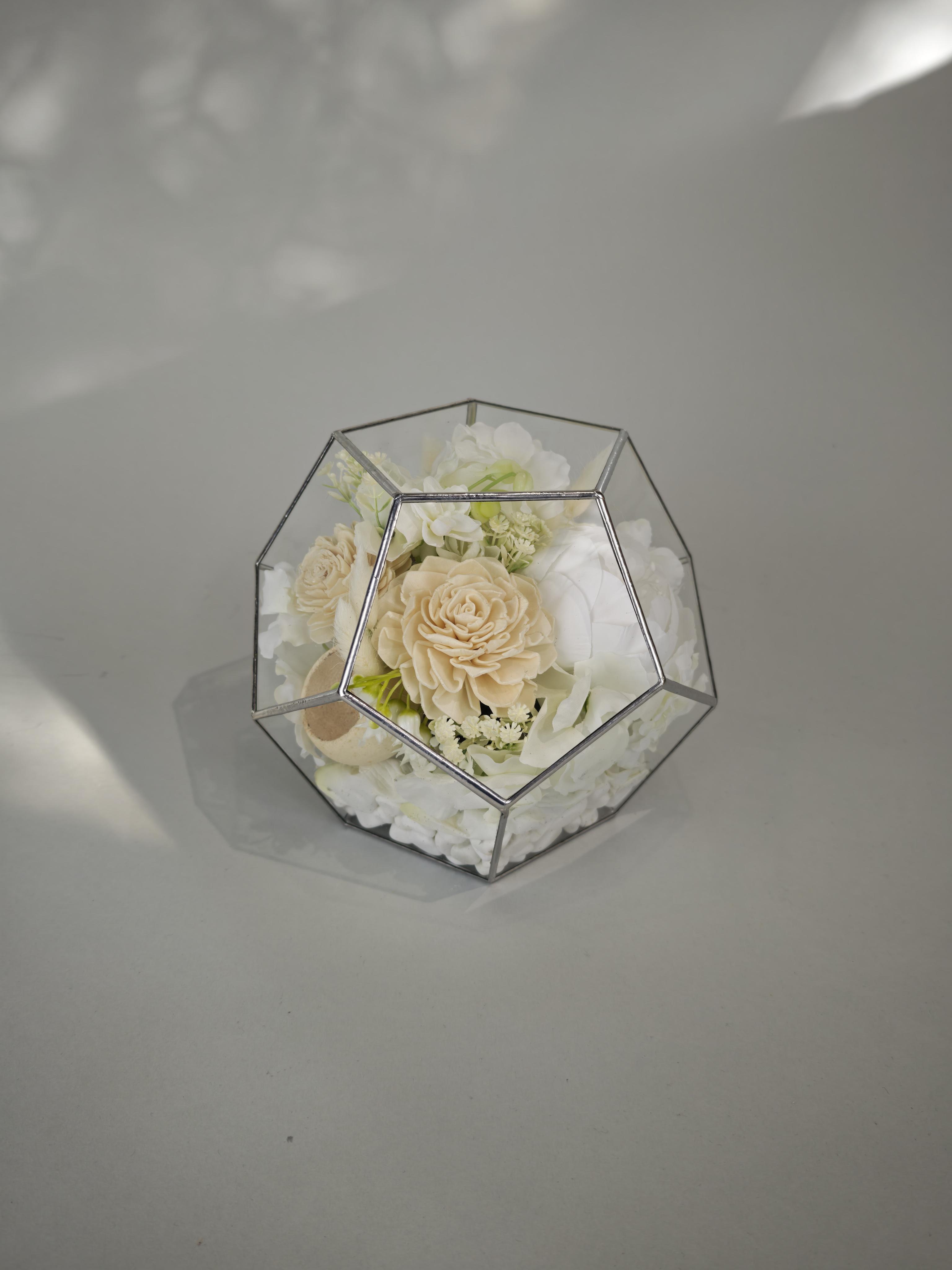 Штучні квіти скорботи Шлях до світла жалобні ритуальні під склом м'яч 20х20х20 см