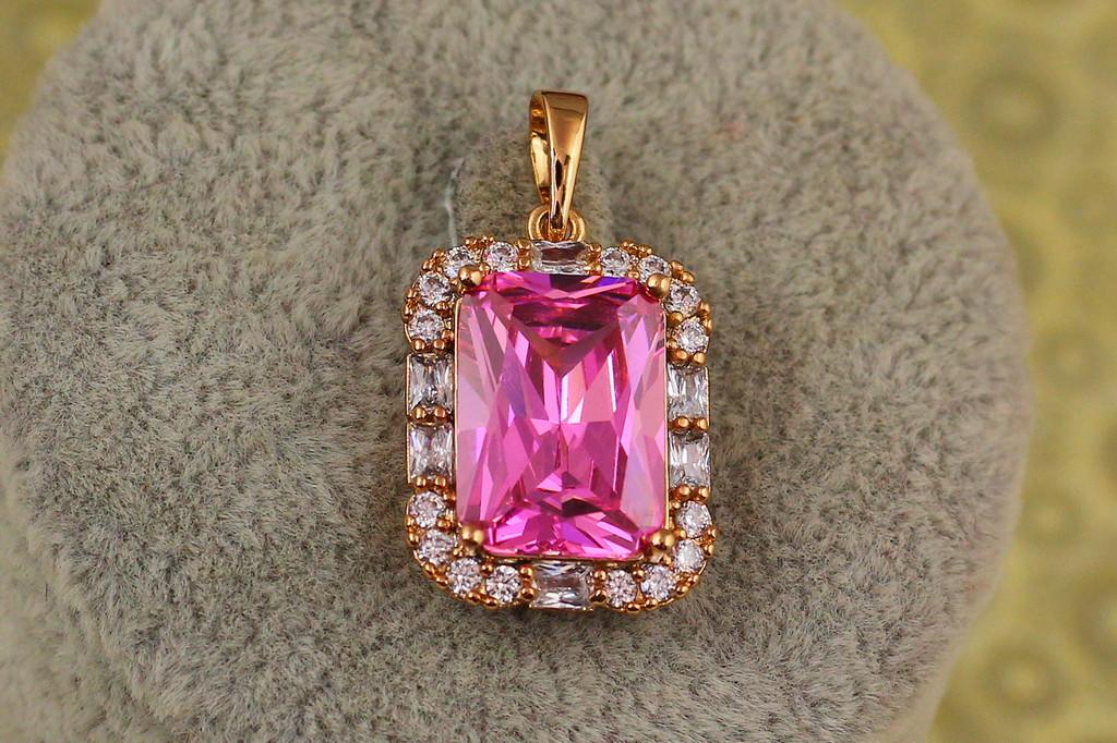 Кулон Xuping Jewelry Прямоугольник с розовым камнем в ободке из крупных фианитов 2 см Золотистый (2253989027)