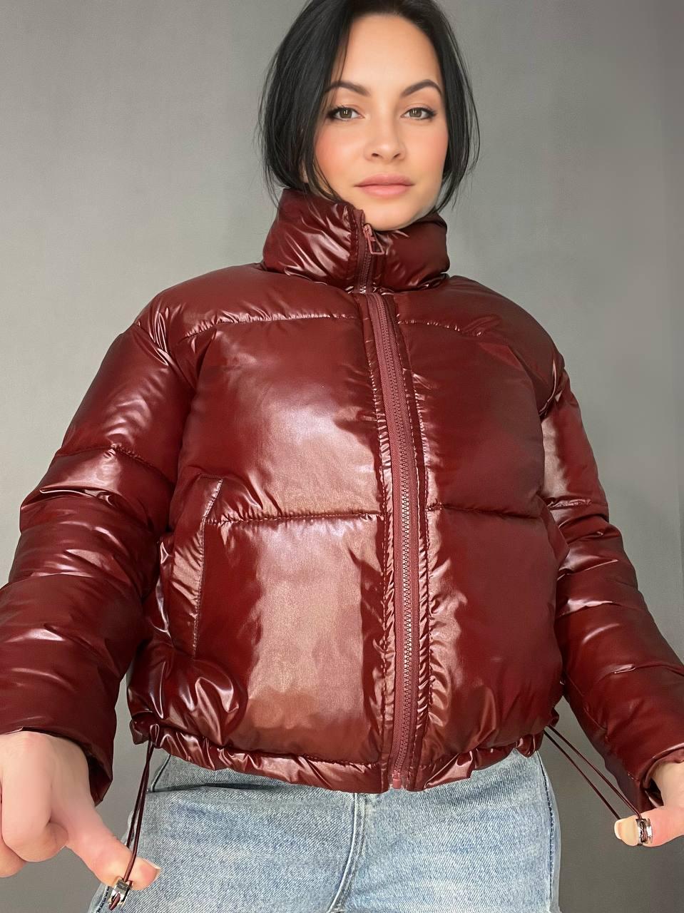 Куртка женская Lady Yep 9073 глянцевая пуффер с карманами без капюшона короткая р. 44 Бордовый (3535) - фото 7