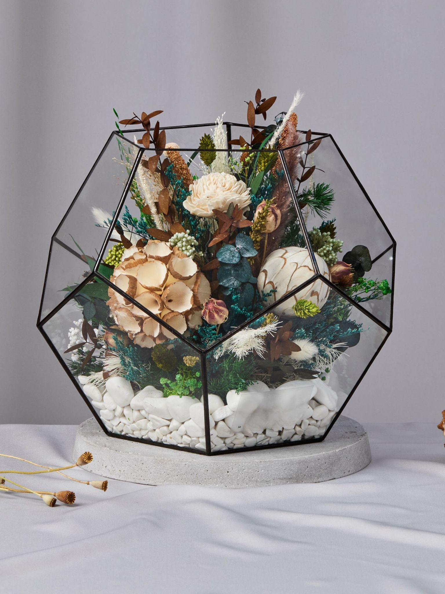 Жалобний вінок у склі Вічна пам'ять зі стабілізованими квітами 30х30х30 см