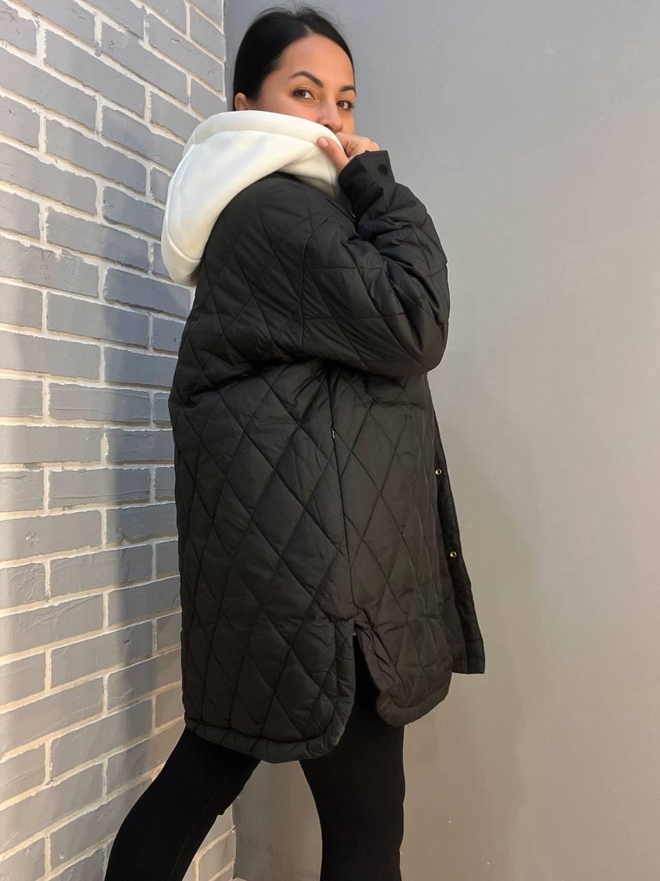 Куртка женская HAIZIYUAN 1870 длинная рубашка наложенные карманы на кнопках трикотажный капюшон M Черный (1652) - фото 3