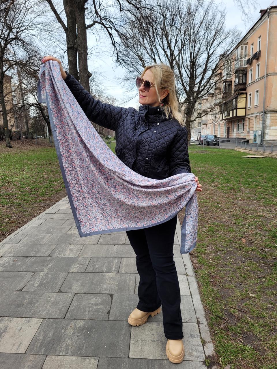Хустка жіноча велика шовкова Розсип квітів 130х130 см Сіро-рожевий