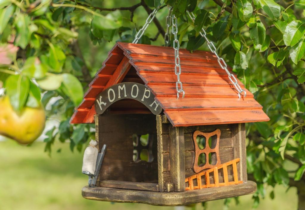 Кормушка для птиц подвесная Комора из древесины 29×27×34 см Кормушка для птиц подвесная Комора из древесины 29×27×34 см