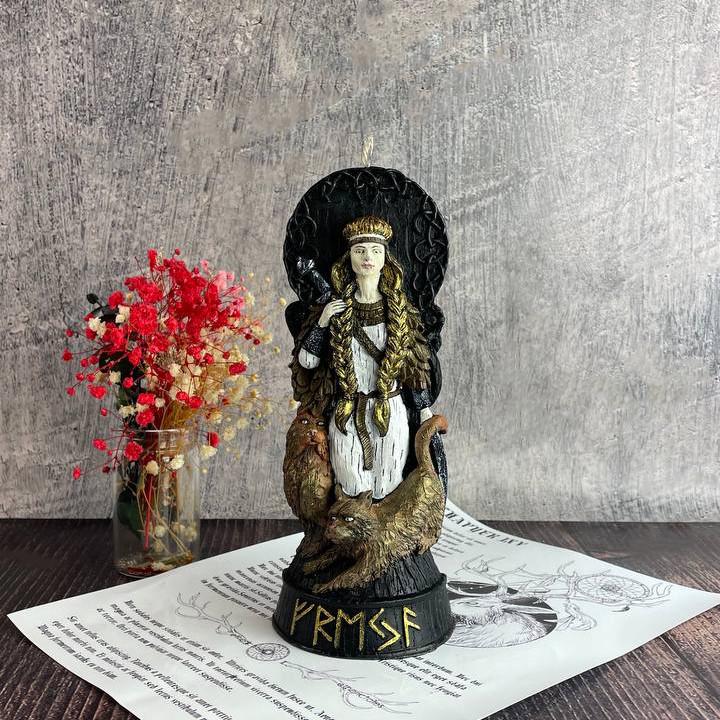 Свеча восковая магическая Верховная Богиня Фрейя (1360)