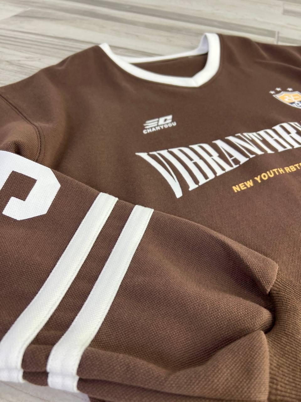 Свитшот женский A-N 25047 оверсайз вырез поло с надписью впереди OS Коричневый (3730) - фото 4 Свитшот женский A-N 25047 оверсайз вырез поло с надписью впереди OS Коричневый (3730) - фото 4