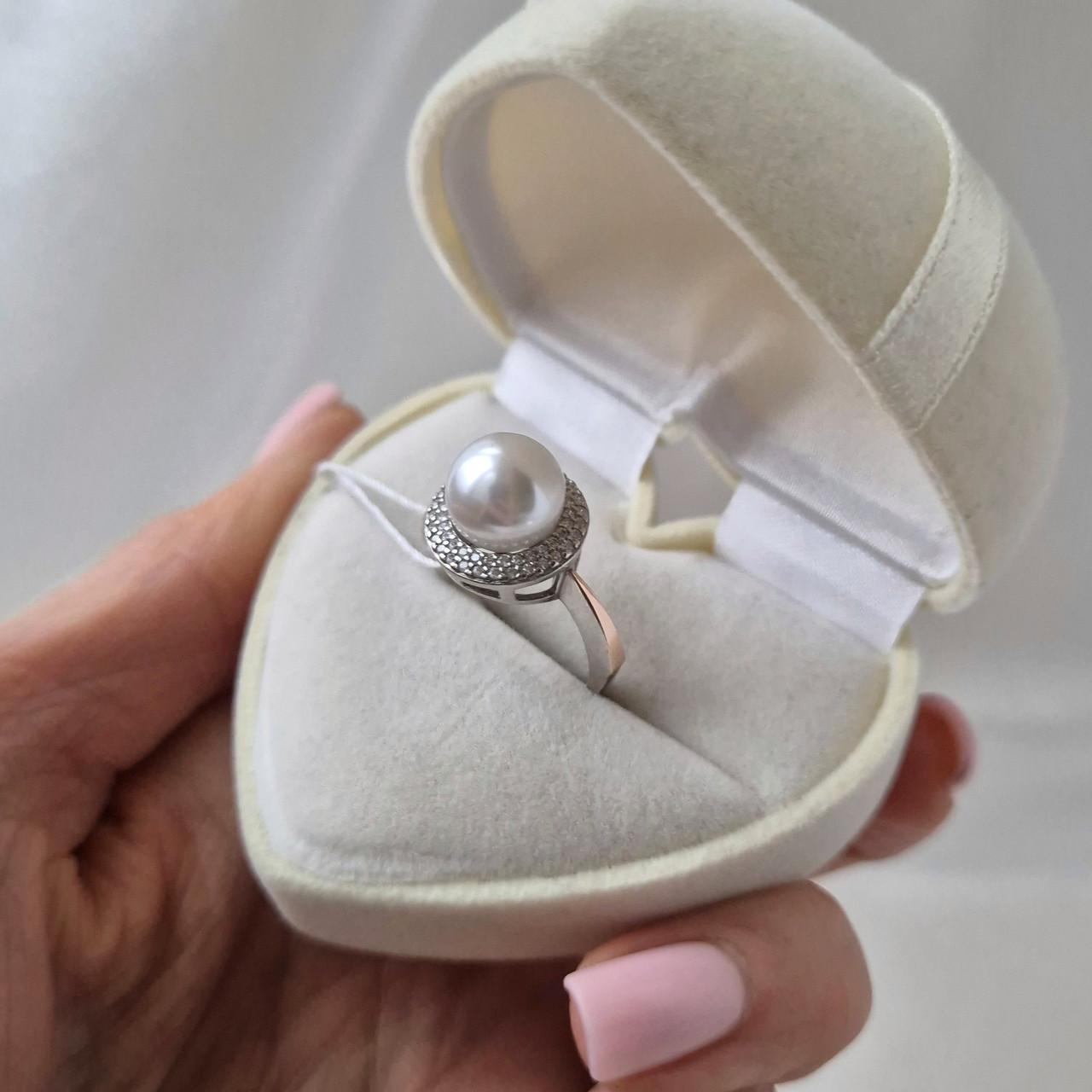 Каблучка із золотою пластиною з білою перлиною імітація срібло 925 проби золото 375 р. 18 (540к ) - фото 4 Каблучка із золотою пластиною з білою перлиною імітація срібло 925 проби золото 375 р. 18 (540к ) - фото 4