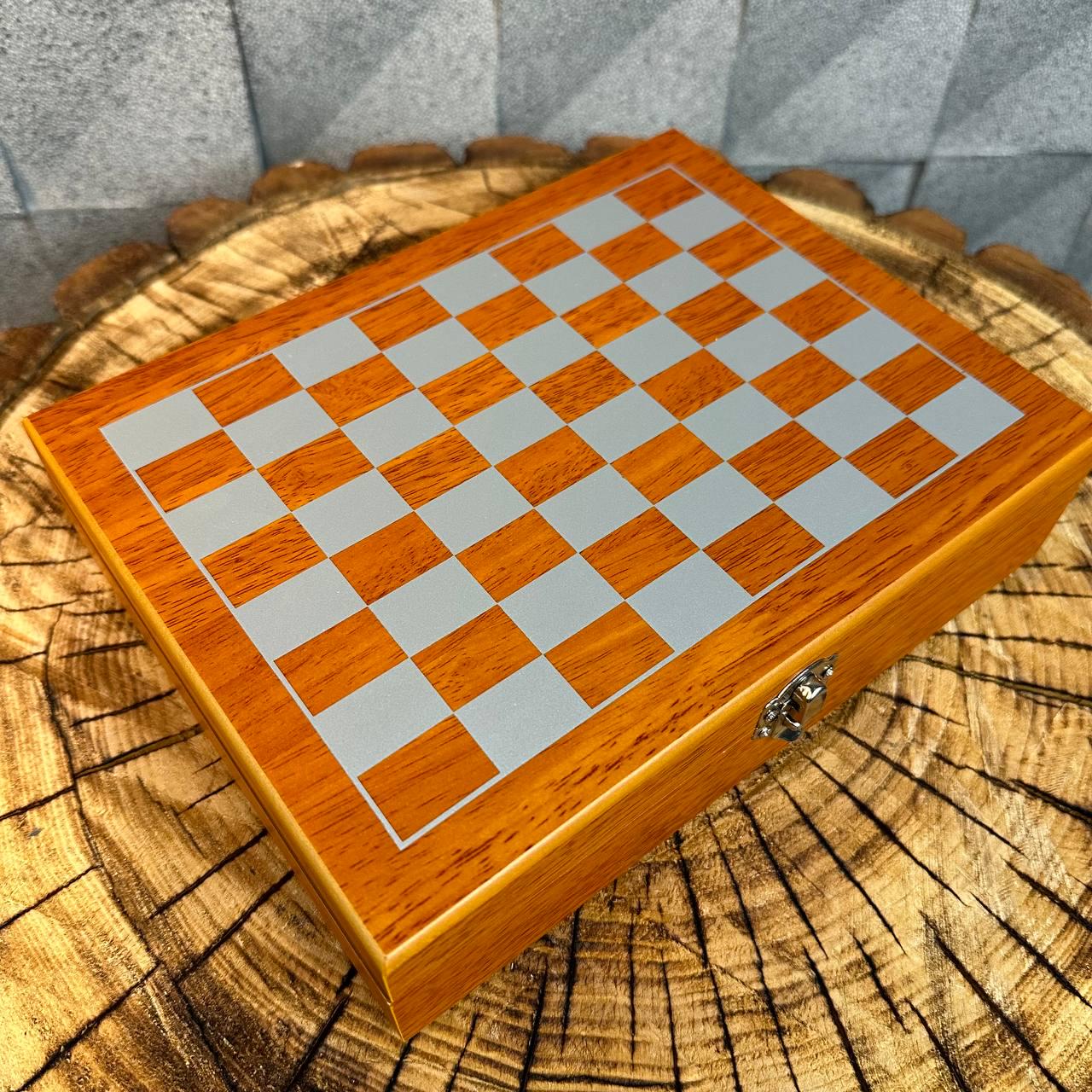 Подарунковий набір матова чорна фляга для алкоголю та 4 чарки з шахами в дерев'яній коробці - фото 10 Подарунковий набір матова чорна фляга для алкоголю та 4 чарки з шахами в дерев'яній коробці - фото 10