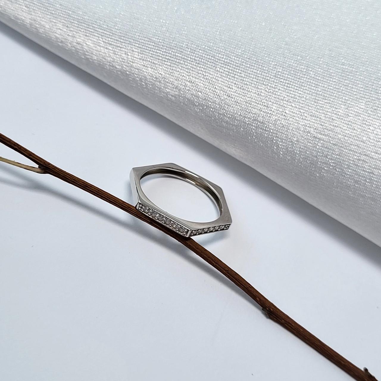 Кольцо женское с белыми камнями из серебра р. 16 размер 925 пробы 1,02 г (1506)