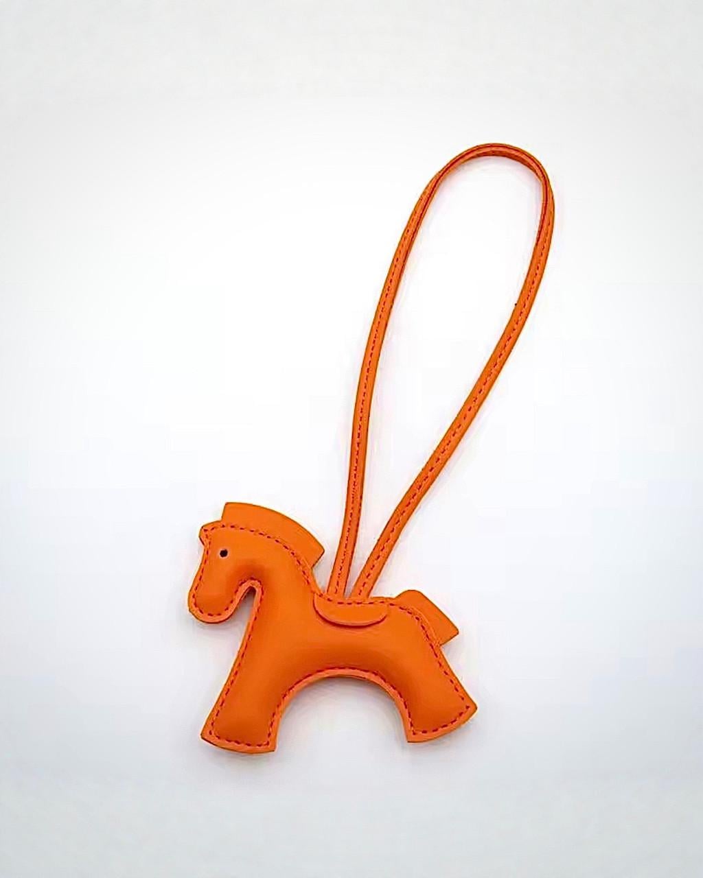 Брелок-подвеска Конек на сумку из экокожи декоративный символ 2026 г. Оранжевый (00380)