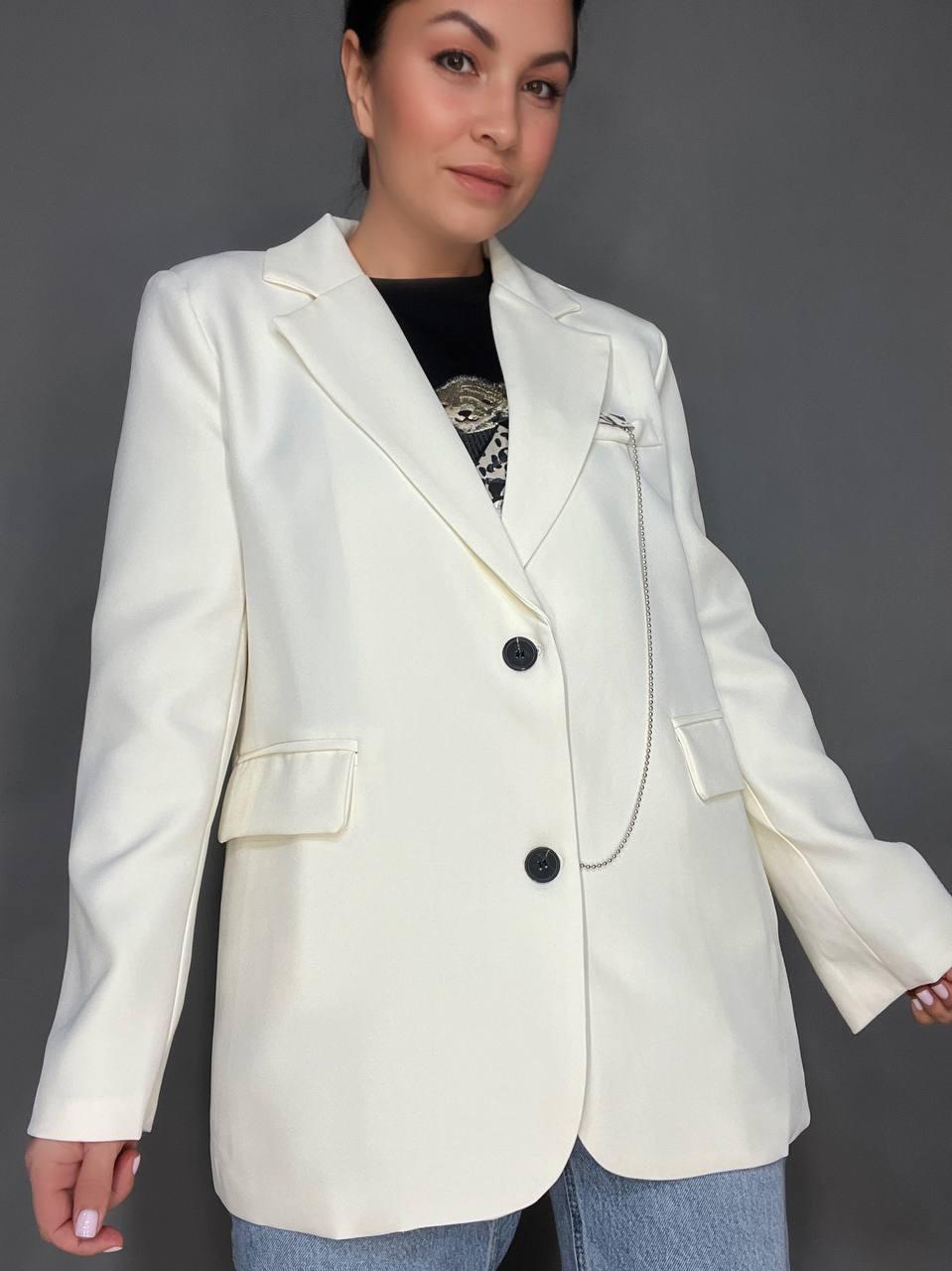 Пиджак женский Qidian 91110 широкий крой на пуговицах с аксессуаром цепочкой OS Белый (3805)