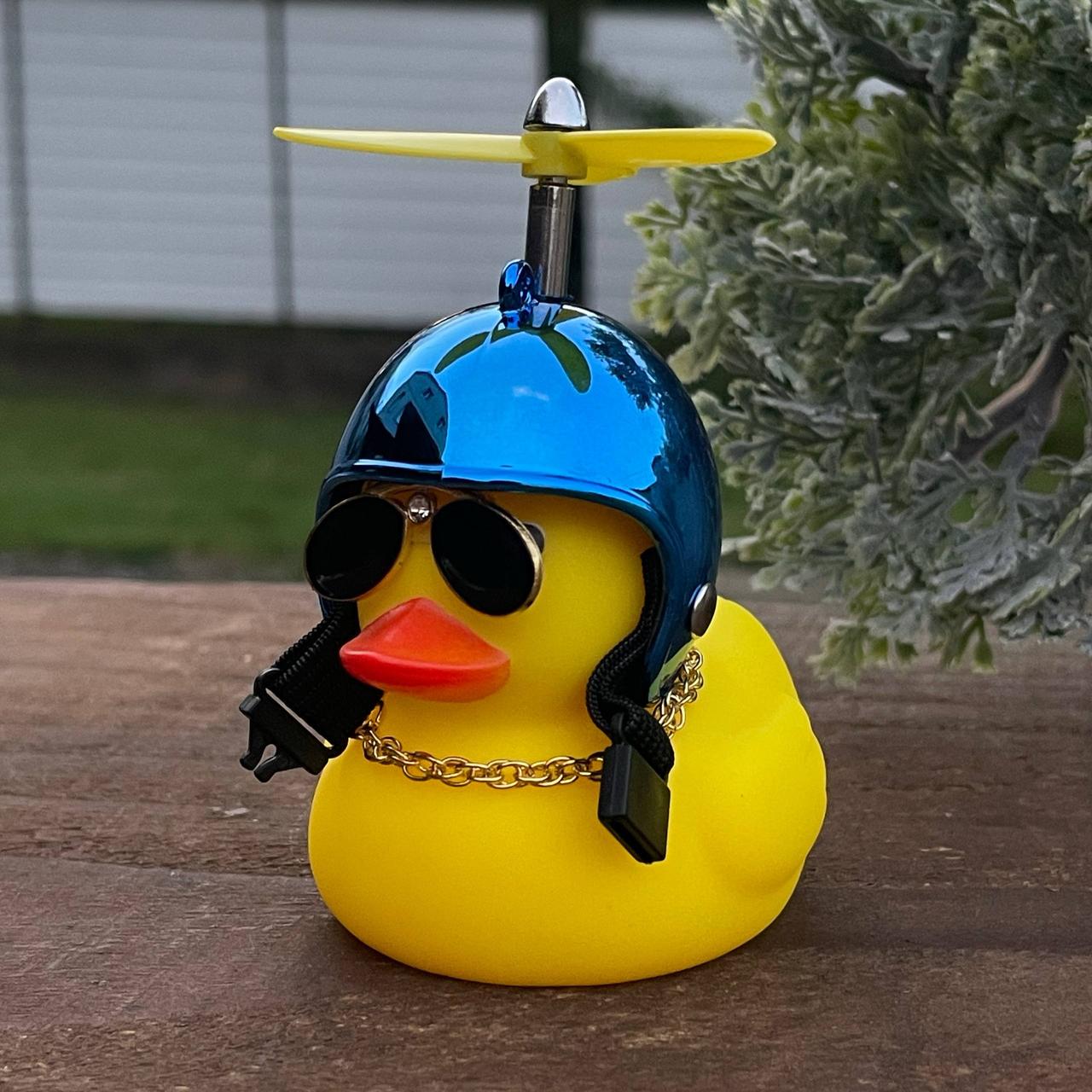 Качка гумова на торпеду у шоломі з пропелером (DC040) Качка гумова на торпеду у шоломі з пропелером (DC040)