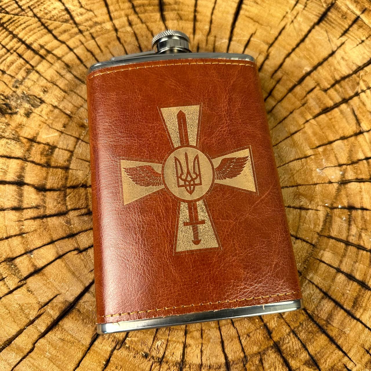 Набір фляга для алкоголю і 4 чарки в подарунковій коробці з гравіюванням Герба Повітряних сил ЗСУ - фото 7 Набір фляга для алкоголю і 4 чарки в подарунковій коробці з гравіюванням Герба Повітряних сил ЗСУ - фото 7
