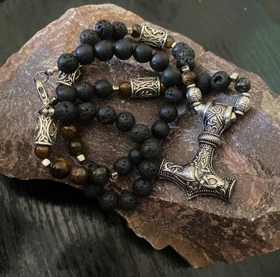 Колье LITAURS из натурального камня вулканическая лава тигровый глаз со стальными вставками рунами и кулоном оберег молот Тора (24076) - фото 5