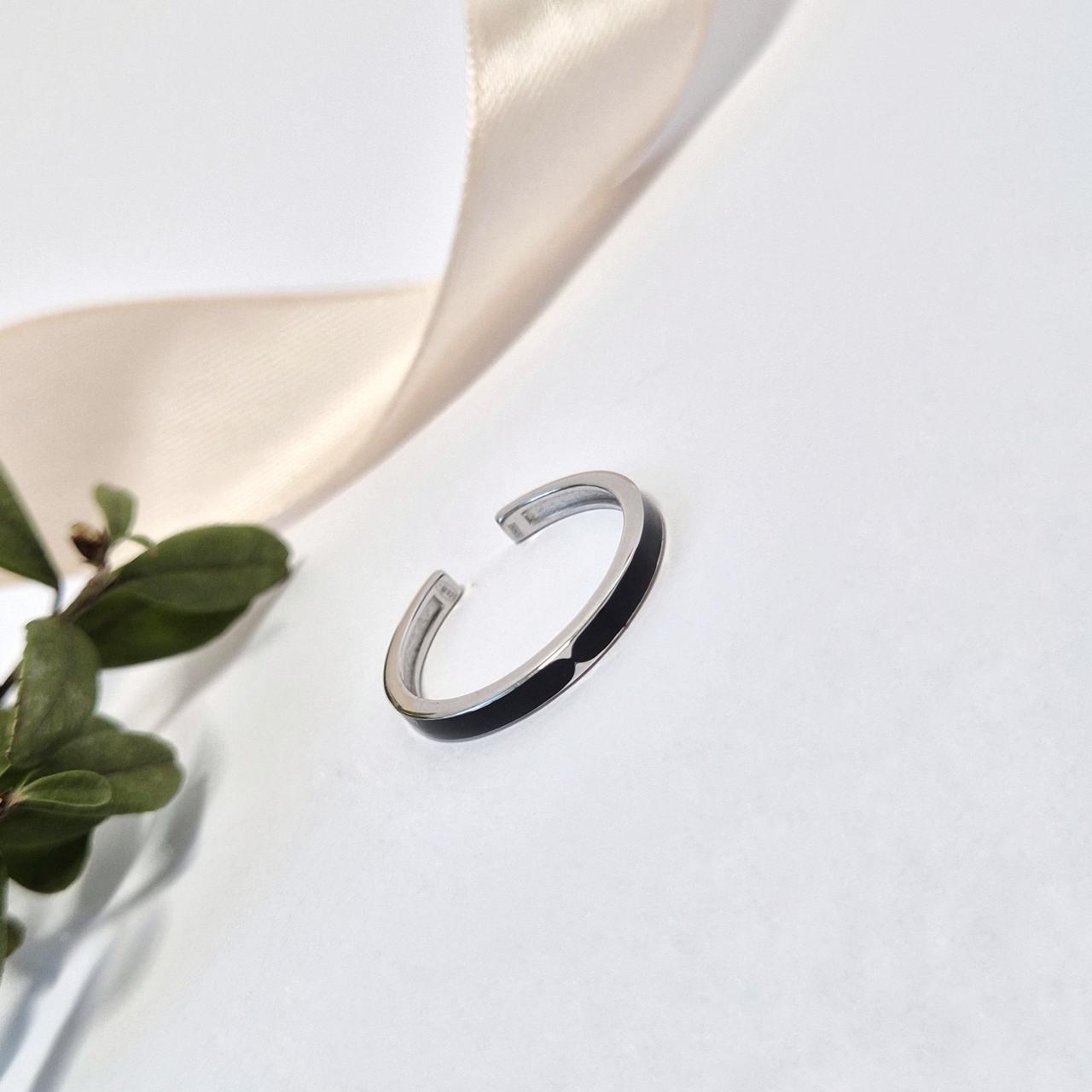 Кольцо с черной эмалью серебро 925 пробы родированное 1,57 г р. 18-19 (вс282ер)