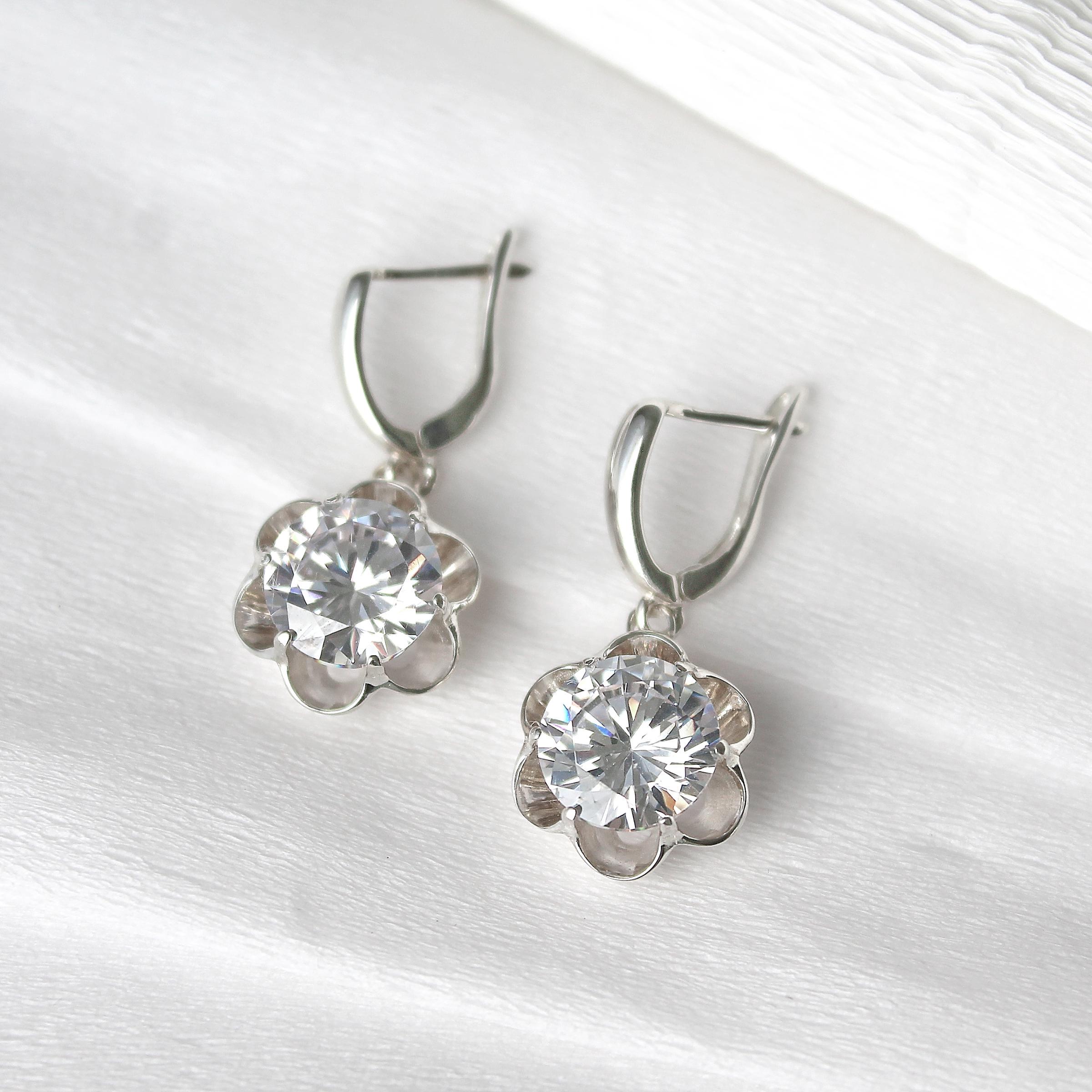 Серебряные серьги Кристалл - фото 2 Серебряные серьги Кристалл - фото 2