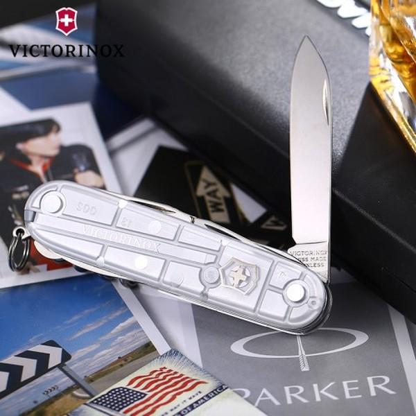 Складаний ніж Victorinox Vx13713.T7B1 Huntsman 91 мм Сірий/Напівпрозорий - фото 7