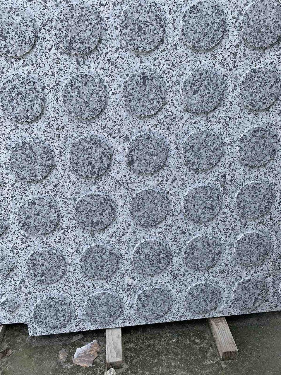 Плитка з граніту тактильна 300х300х30 мм 10 шт. 1 м2 (25887466) - фото 2 Плитка з граніту тактильна 300х300х30 мм 10 шт. 1 м2 (25887466) - фото 2