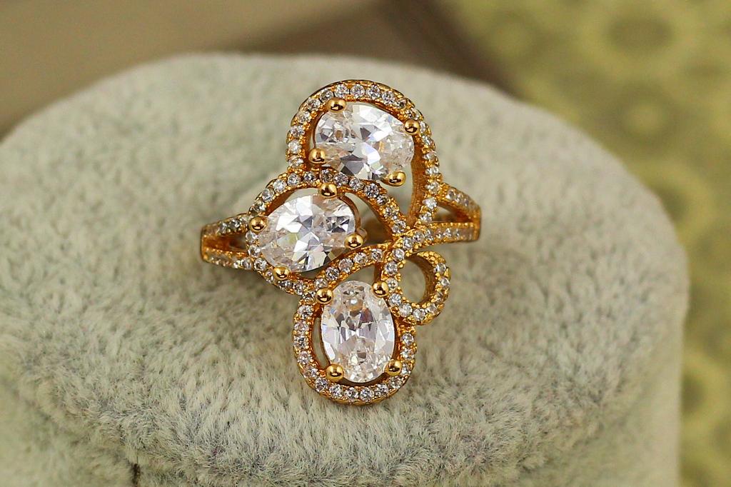 Кольцо Xuping Jewelry Завитушки с тремя крупными камнями р. 16 Золотистый