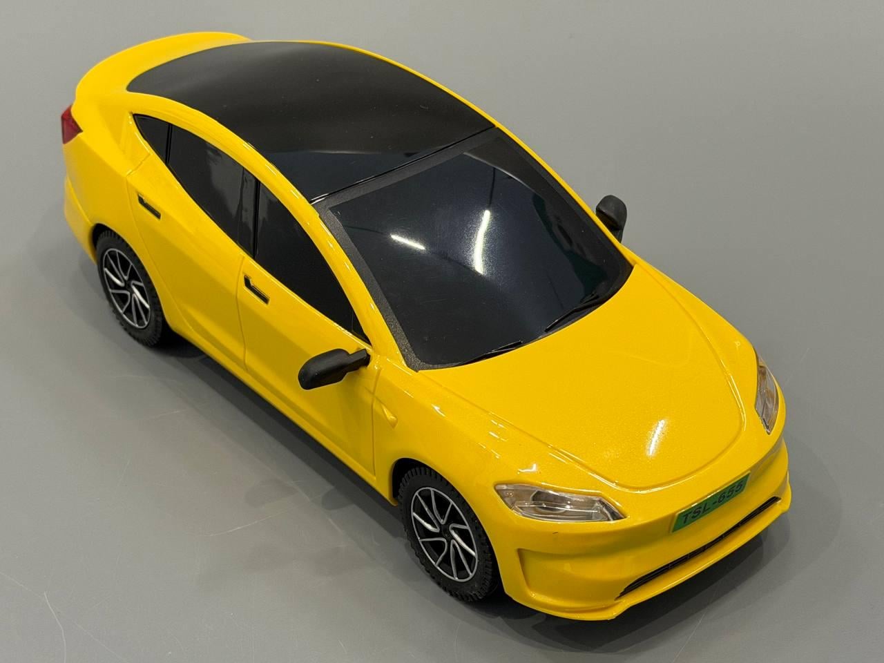 Машинка на радиоуправлении Tesla Model 3 с автопарковкой и зарядной станцией Желтый (655-50) Машинка на радиоуправлении Tesla Model 3 с автопарковкой и зарядной станцией Желтый (655-50)