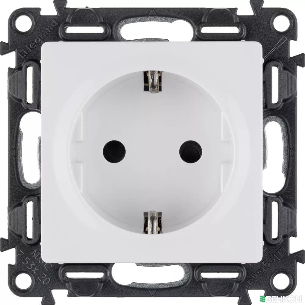 Розетка силовая Legrand Valena LIFE 2К+З скрытый монтаж Белый (753420)