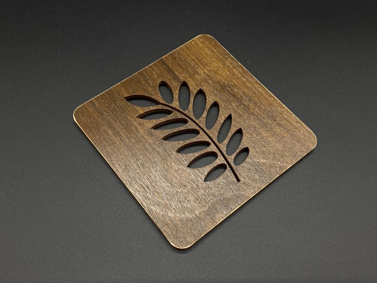 Підставка під гаряче дерев'яна квадратна тонована з декоративним різьбленням Листок 10х10 см Темне дерево (Х-151)