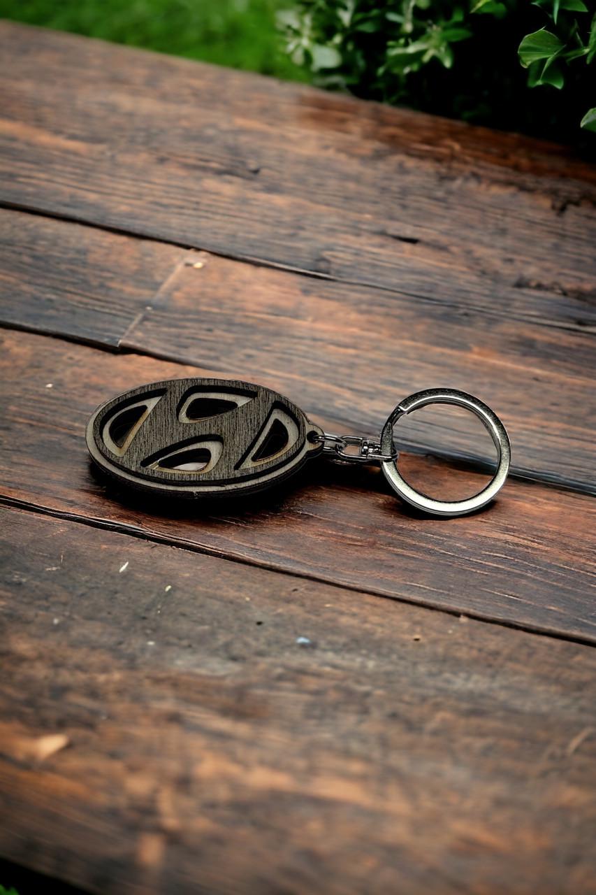 Брелок для автомобиля из дерева Hyundai (2048232509)