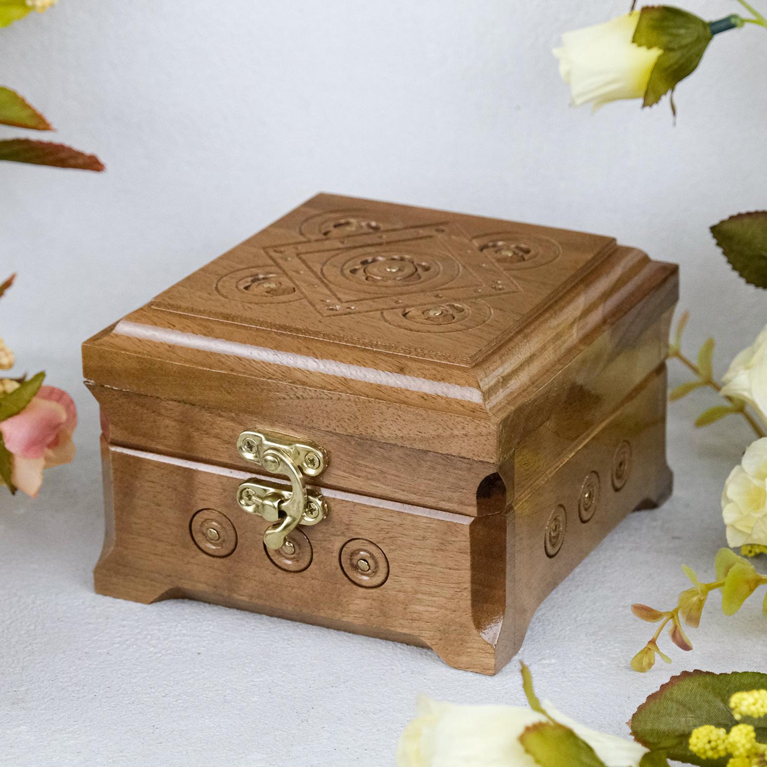 Шкатулка Гранд Презент СДАР 025Г деревянная резная квадратная орех 11х11 см (24453)