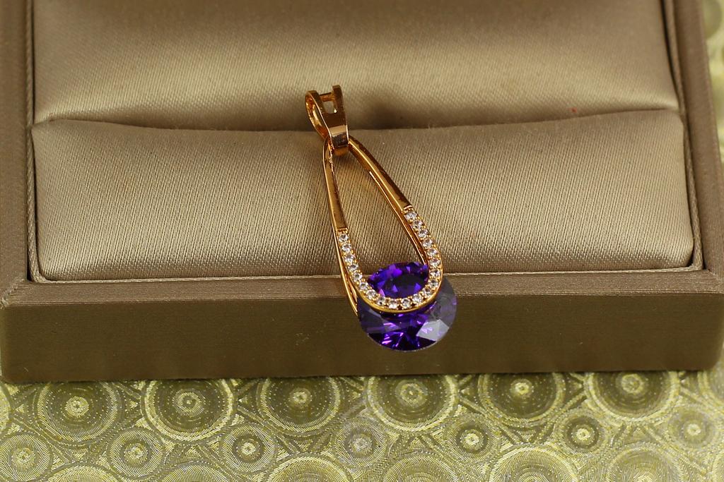 Кулон Xuping Jewelry Адажио с фиолетовым камнем 2,1 см золотистый