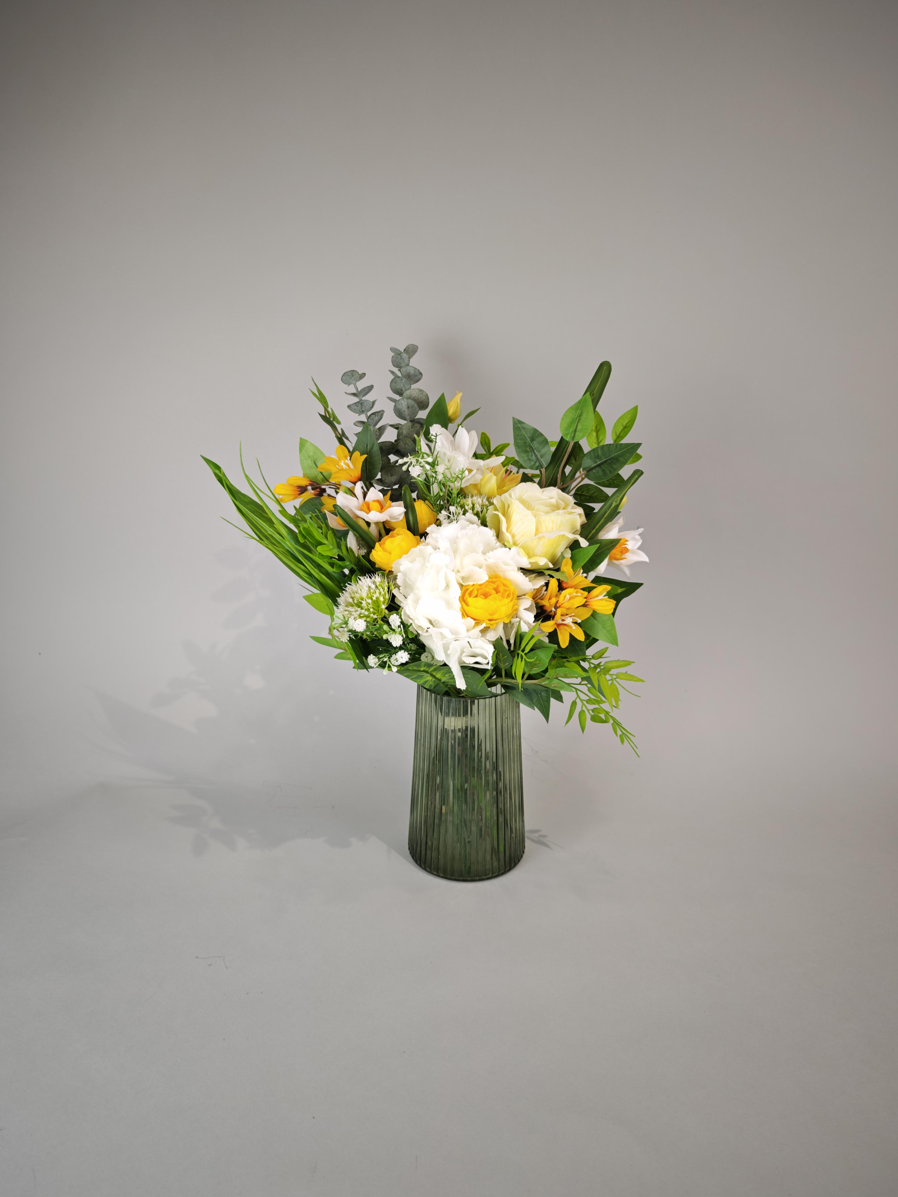 Букет штучних квітів у гранітну Світло пам'яті мармурову та пластикову вазу на кладовище 34х45 см