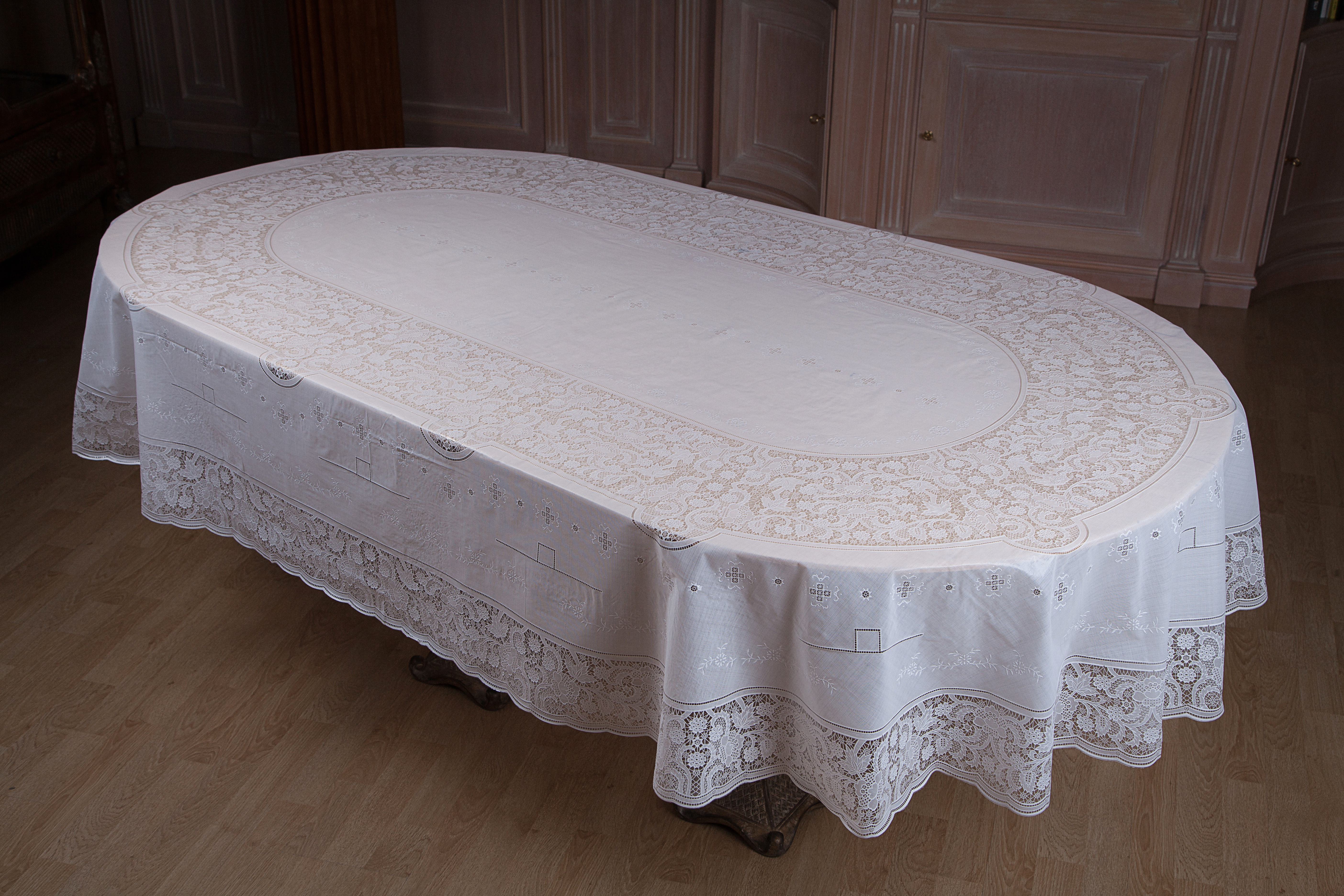 белая белая белая скатерть лежит. серая скатерть с белым кружевом. ткань для скатерти белая. белая белая белая скатерть лежит. White cotton tablecloth.