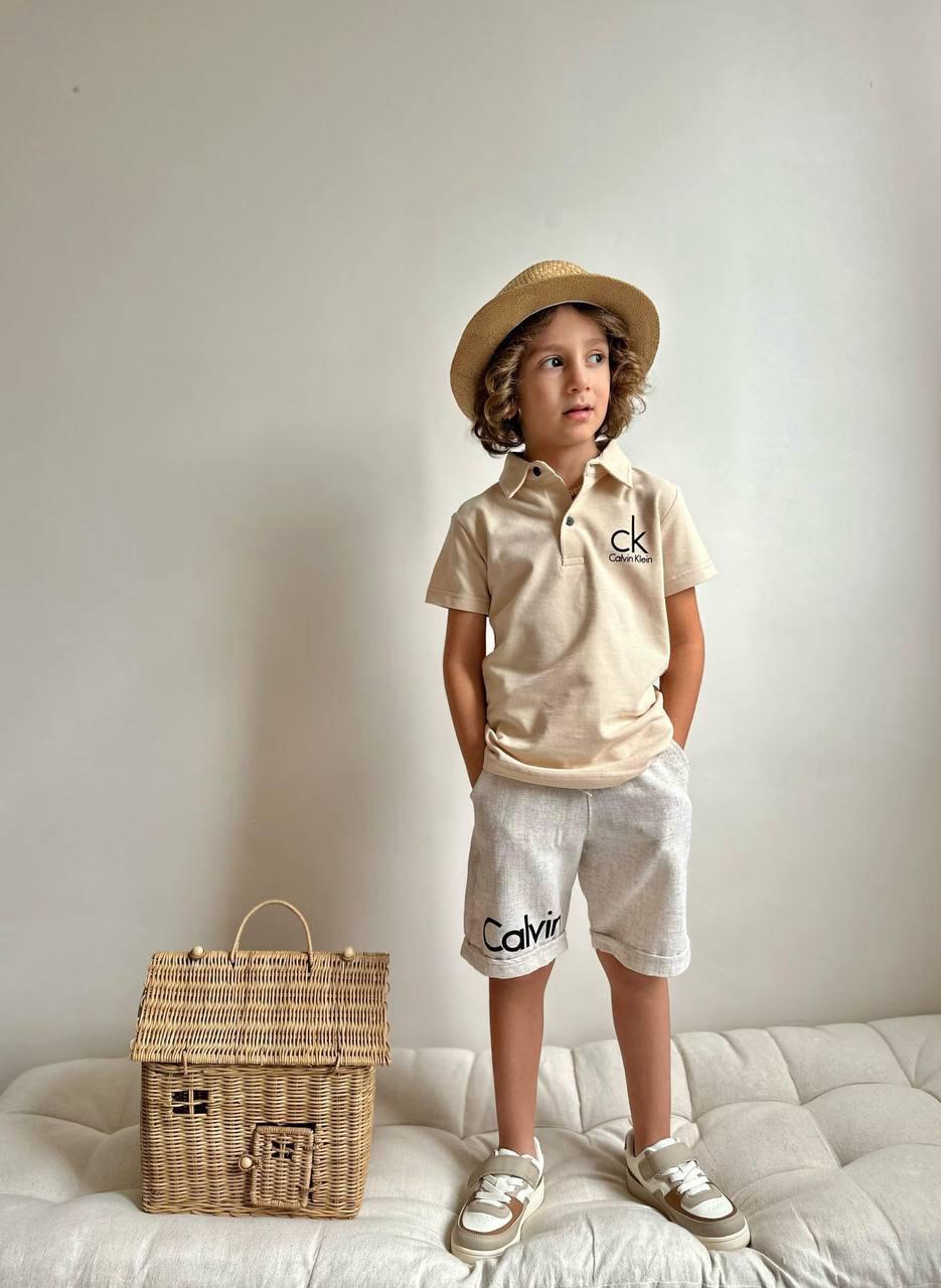 Костюм на мальчика Calvin Klein поло/шорты 116-122 см Бежевый (25184364) - фото 2 Костюм на мальчика Calvin Klein поло/шорты 116-122 см Бежевый (25184364) - фото 2
