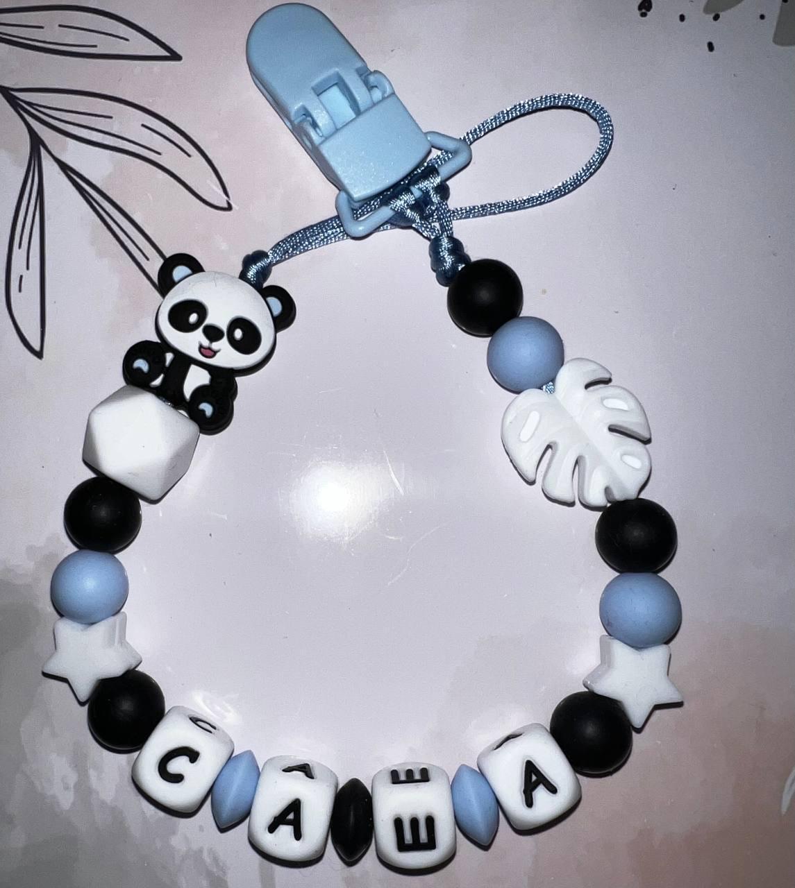 Тримач для пустушки іменний силіконовий Панда 83 з листочком Блакитний (2434882505)