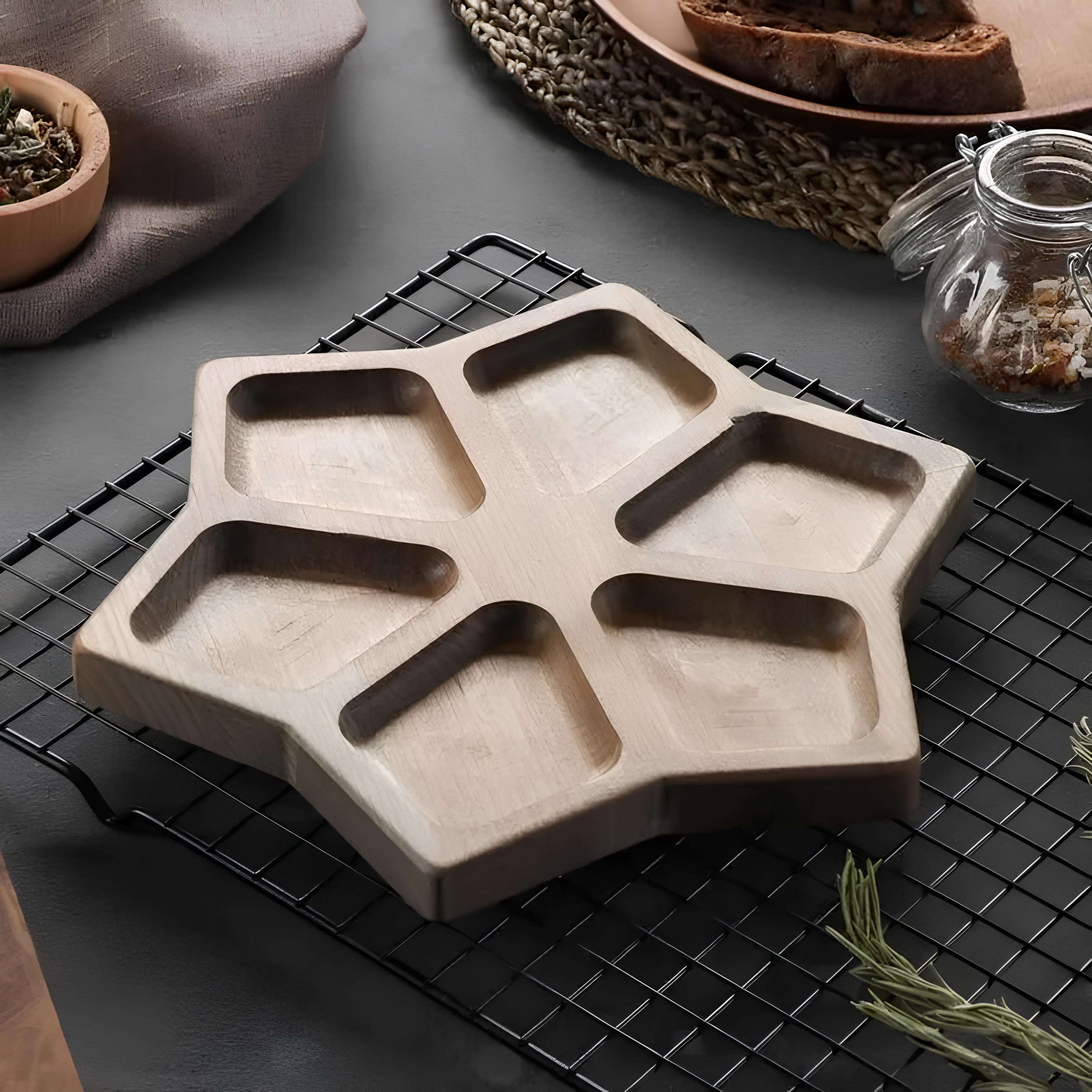 Тарелка менажница деревянная для подачи пищи бук 6 секций (2285)