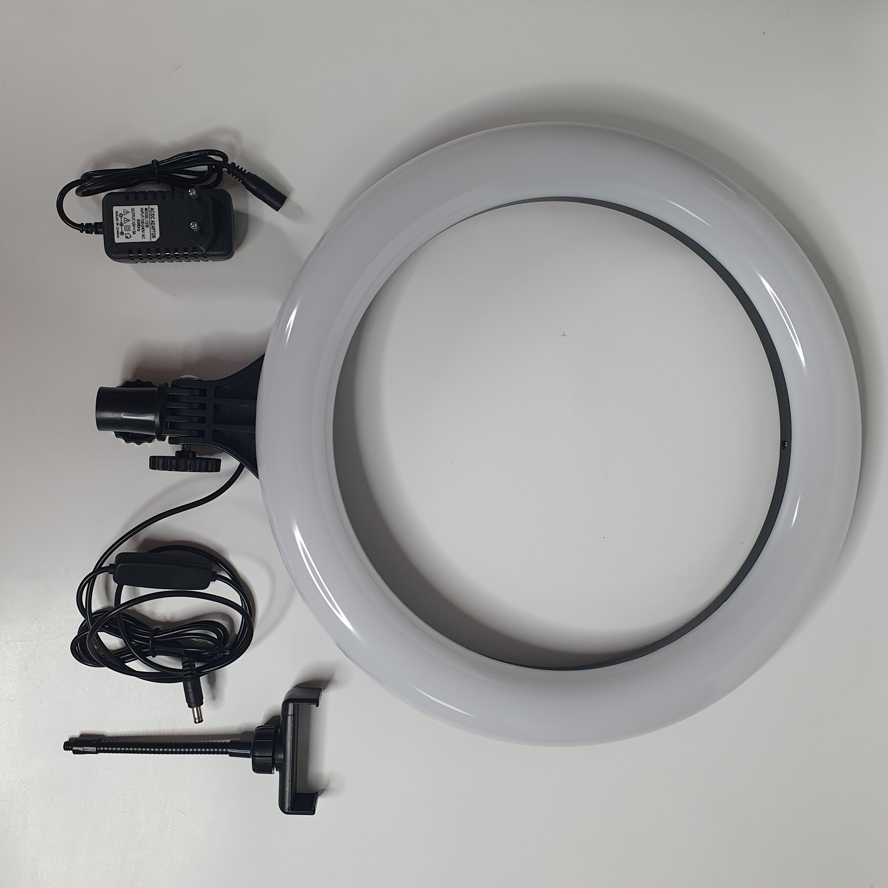 Лампа кольцевая светодиодная для селфи с держателем для телефона и креплением под штатив 38 см (A380) Лампа кольцевая светодиодная для селфи с держателем для телефона и креплением под штатив 38 см (A380)