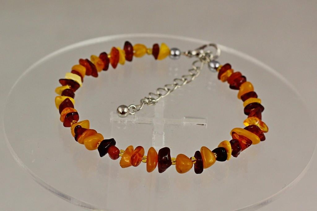 Браслет жесткий янтарь сколы 19 см Серебристый (33356555)