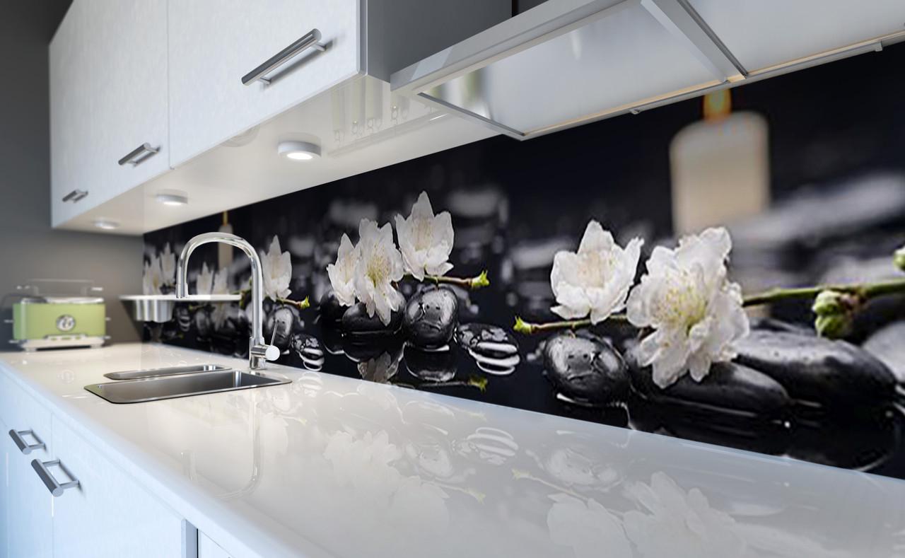 Кухонный фартук Белые цветы на камнях 2 из самоклеющейся виниловой пленки 65х250 см Черный
