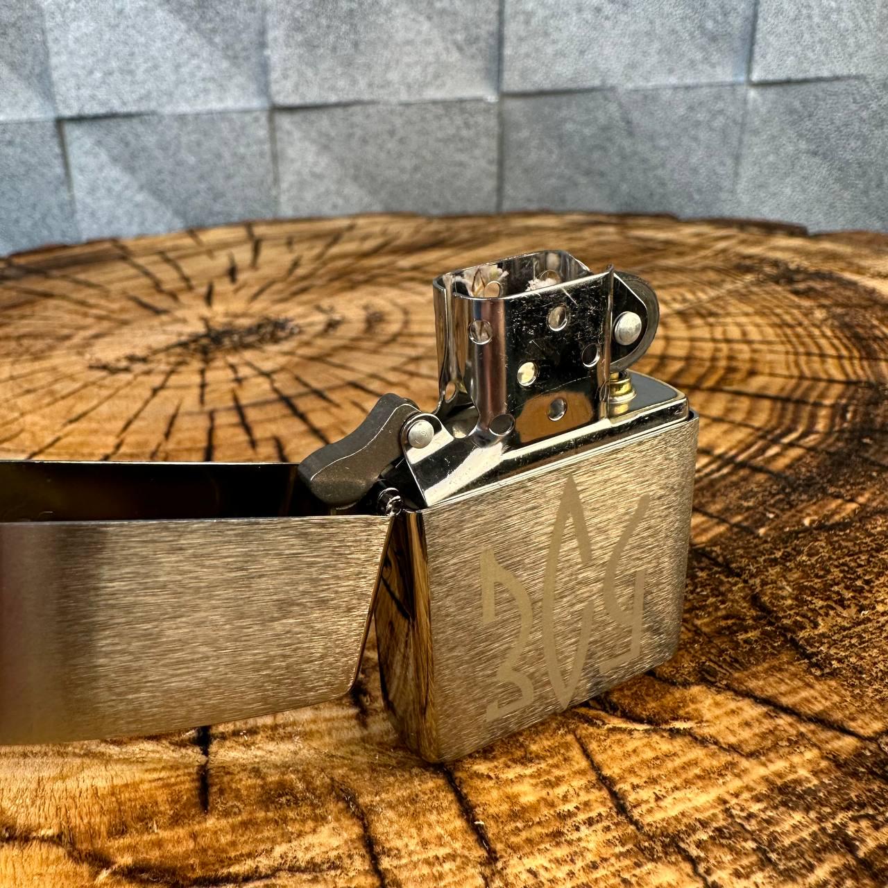 Запальничка бензинова ZIPPO 200 REG BRUSH FIN CHROME з гравіюванням ЗСУ - фото 2 Запальничка бензинова ZIPPO 200 REG BRUSH FIN CHROME з гравіюванням ЗСУ - фото 2