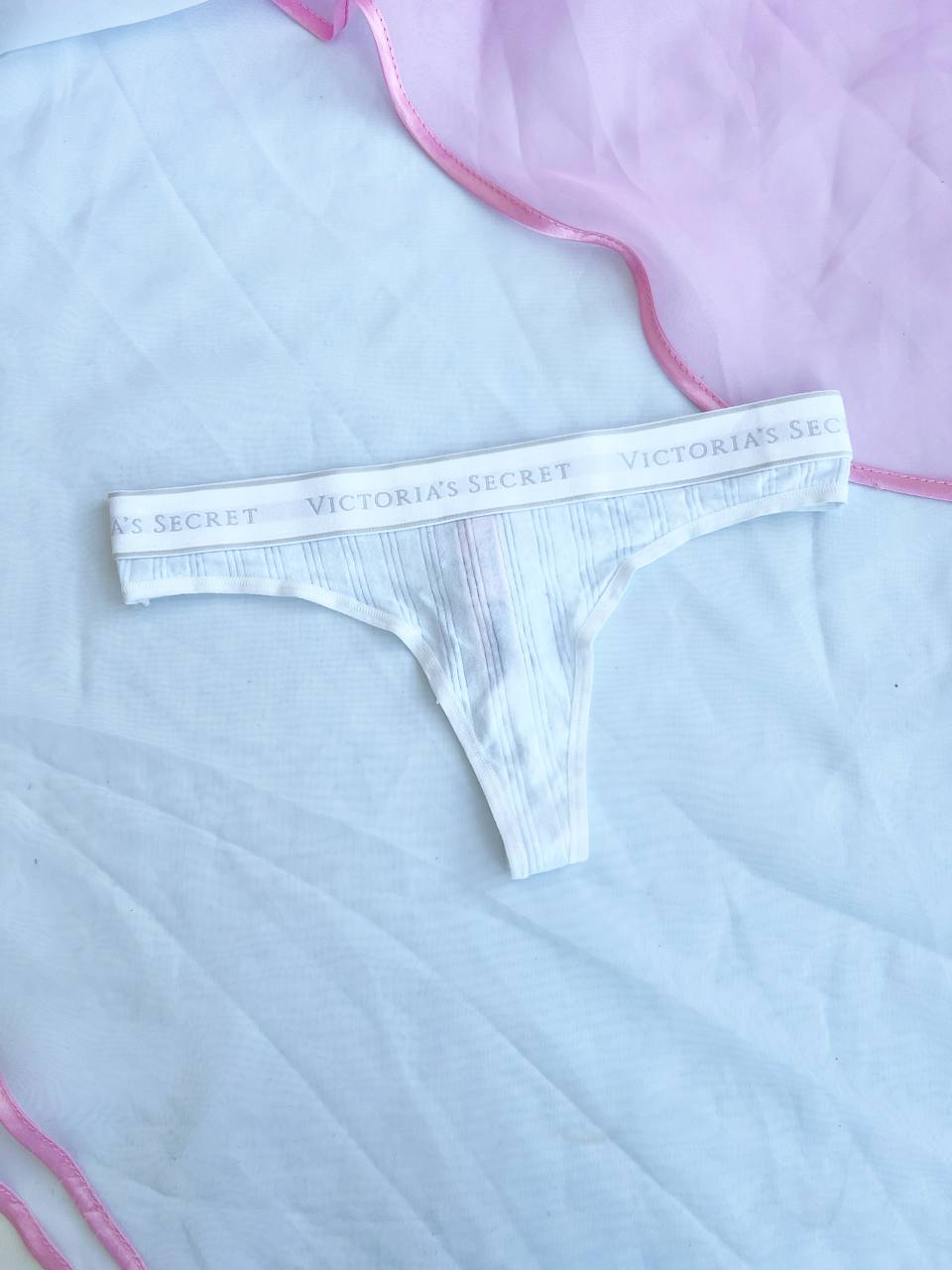 Труси Victoria's Secret Logo Cotton Thong Panty S Білий (28769265) Труси Victoria's Secret Logo Cotton Thong Panty S Білий (28769265)