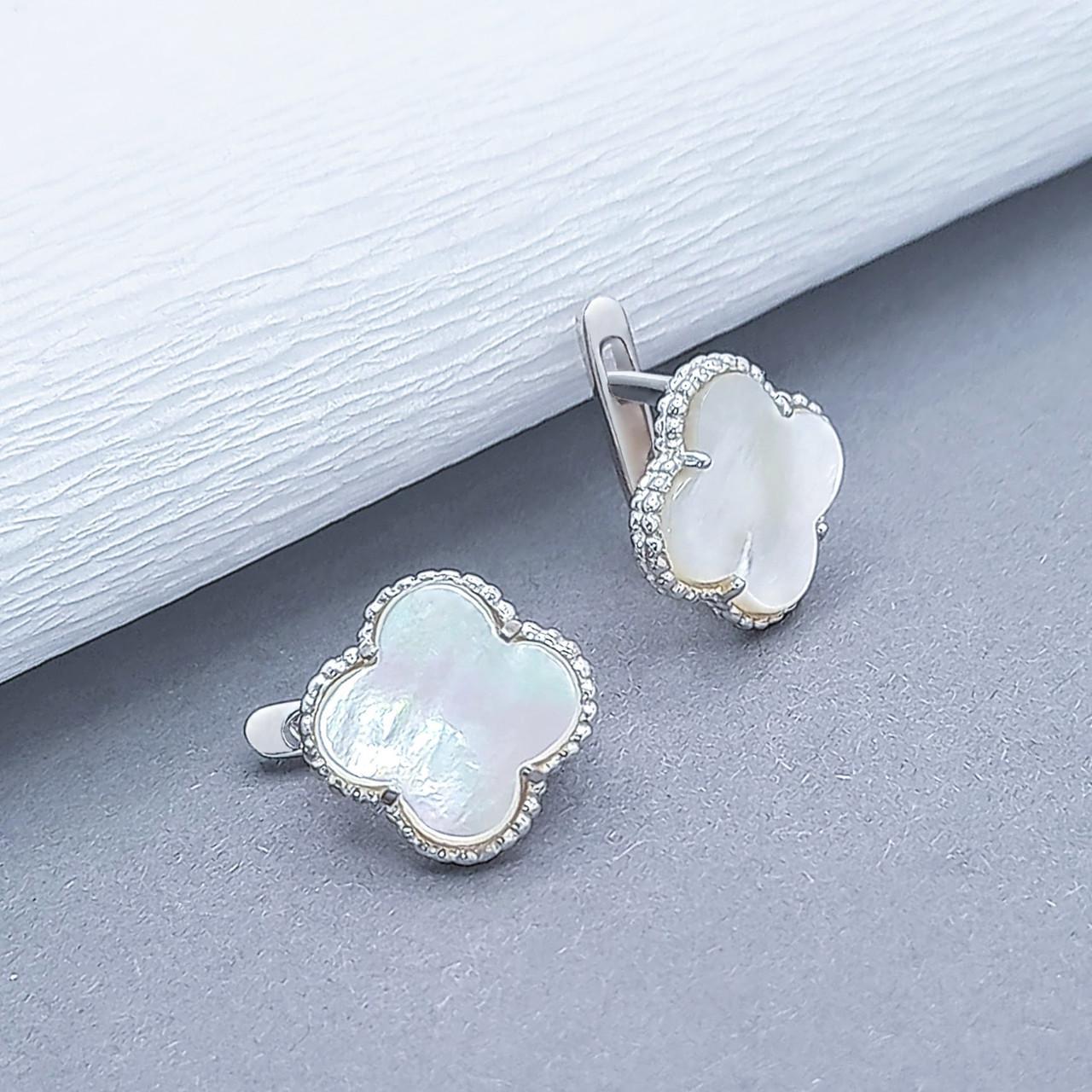 Серебряные серьги четырехлистник с перламутром (262с)
