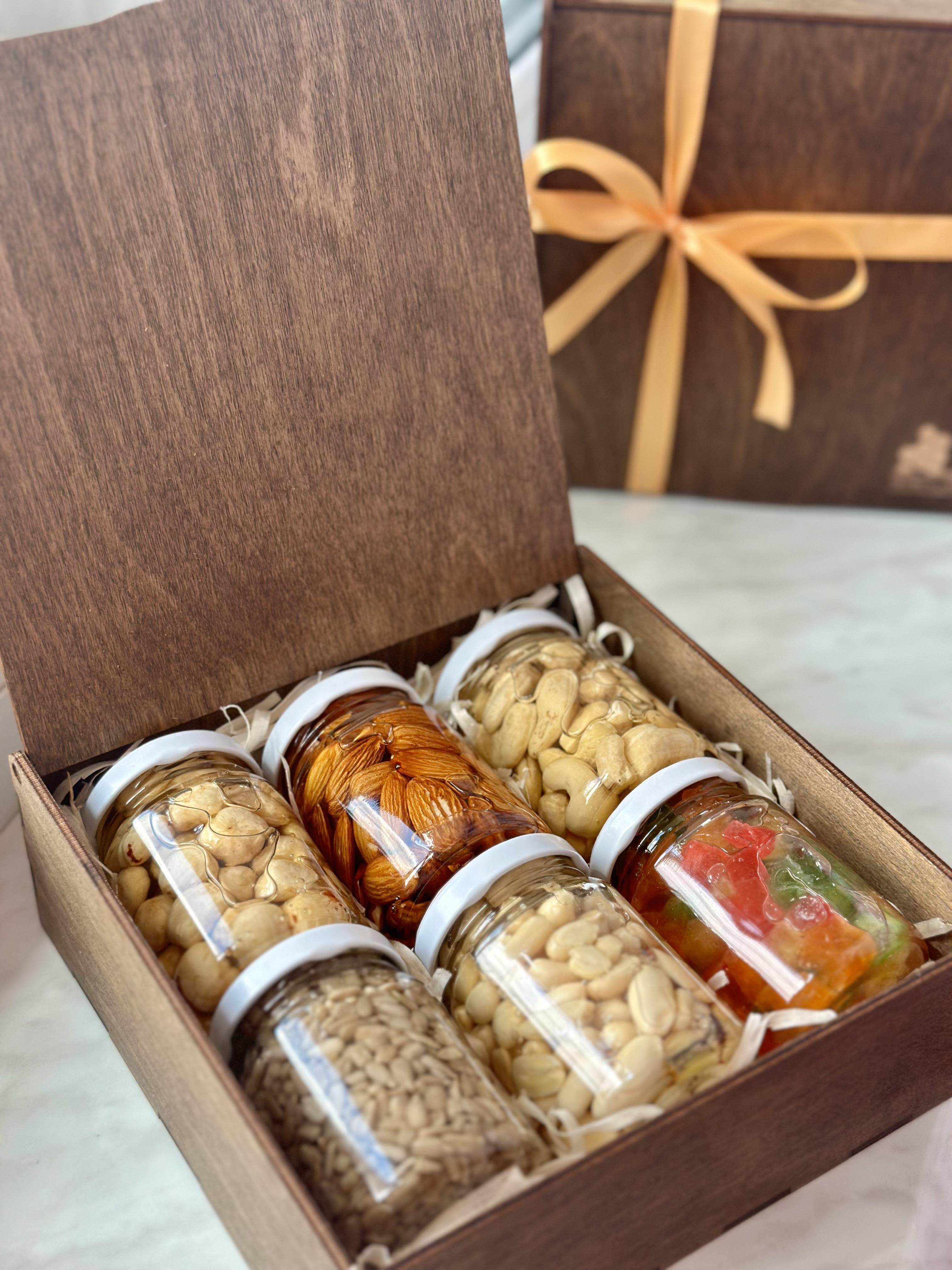 Подарунковий набір у фірмовій дерев'яній коробці горішки в меді акації 6 баночок по 130 г