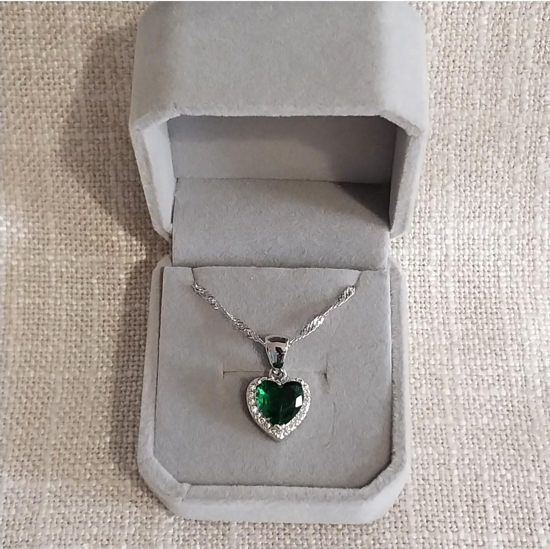Кулон на ланцюжку смарагдове серце Xuping Jewelry з цирконами в оправі ювелірний сплав покриття срібло в оксамитовій коробочці (16152) Кулон на ланцюжку смарагдове серце Xuping Jewelry з цирконами в оправі ювелірний сплав покриття срібло в оксамитовій коробочці (16152)