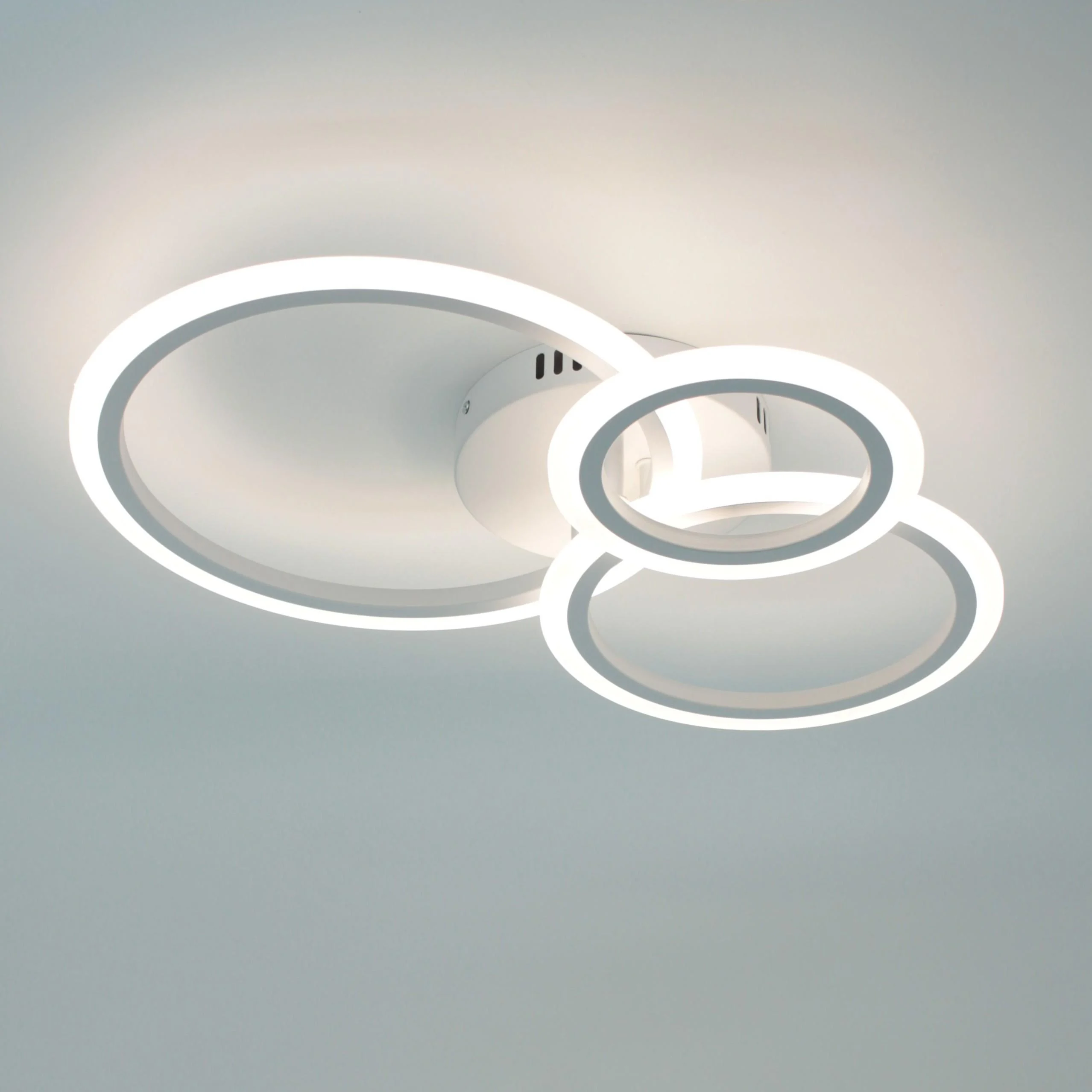 Люстра ESLLSE TRIO 3R 70W 510x380x107 мм Белый (10627) Люстра ESLLSE TRIO 3R 70W 510x380x107 мм Белый (10627)