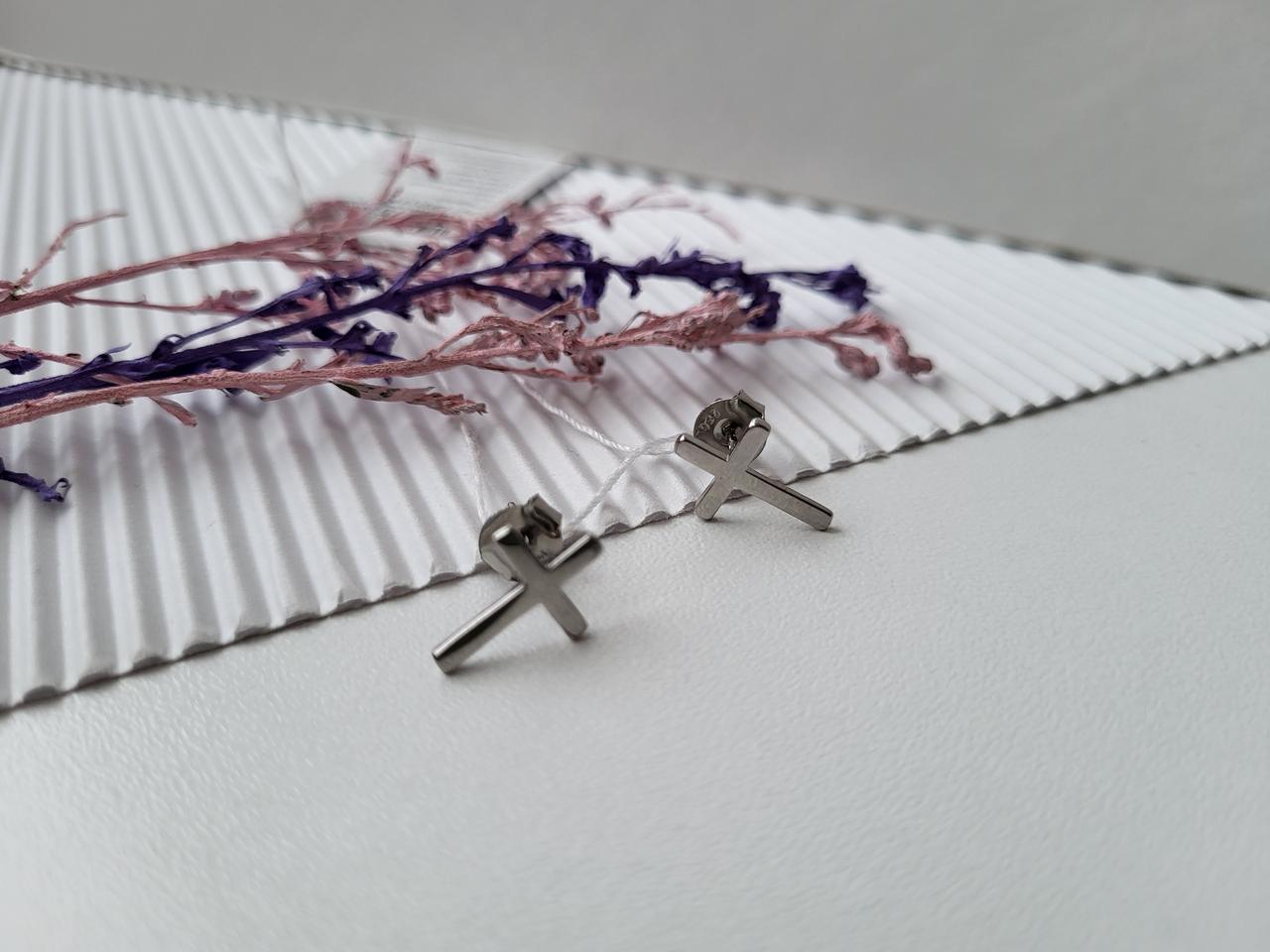 Серьги гвоздики на фиксаторах без камней крест серебро 925 пробы родированное 1,10 г (ск2/1011)